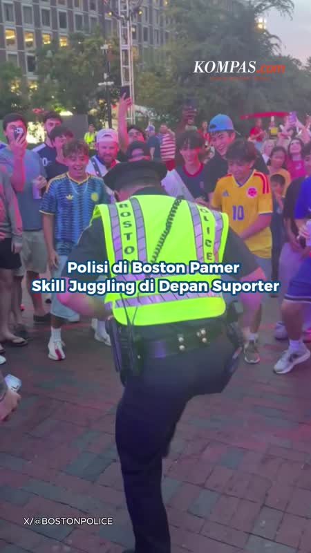 Polisi Di Boston Pamer Skill Juggling Di Depan Suporter