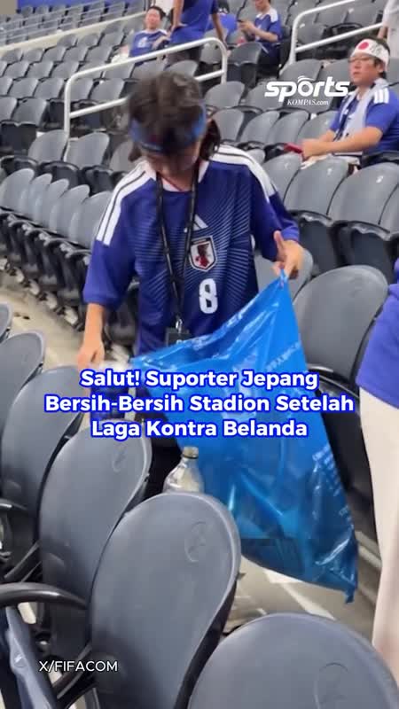 Salut! Suporter Jepang Bersih-Bersih Stadion Setelah Laga Kontra Belanda