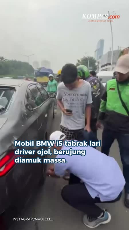Mobil BMW Diamuk Massa Setelah Tabrak Ojol, Sopir Kabur karena Takut Dihajar