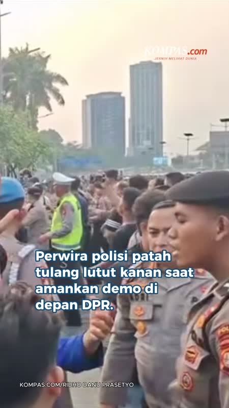 Perwira Polisi Patah Kaki Saat Amankan Demo Di DPR