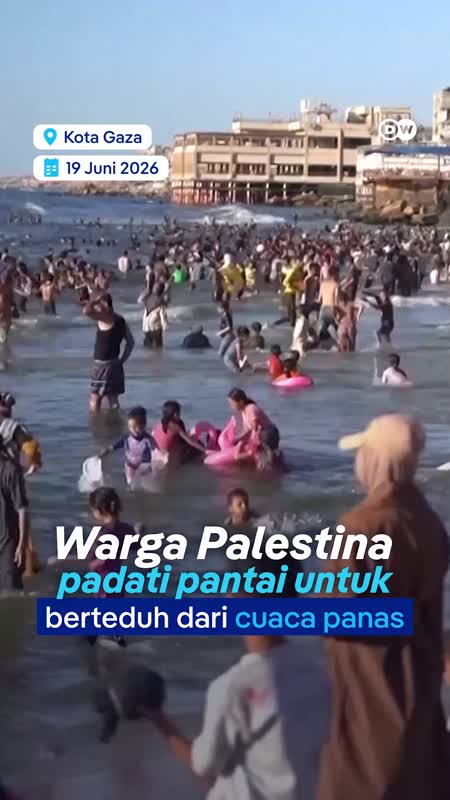 Warga Palestina Berteduh Di Pantai Akibat Cuaca Panas