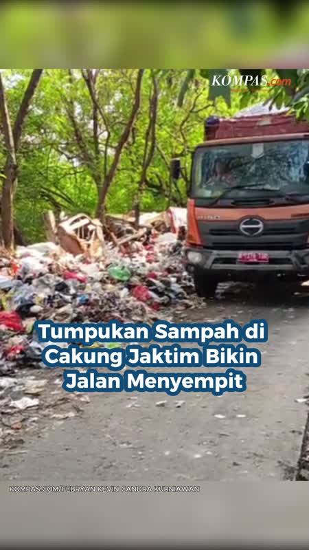 Tumpukan Sampah di Cakung Jaktim Bikin Jalan Menyempit