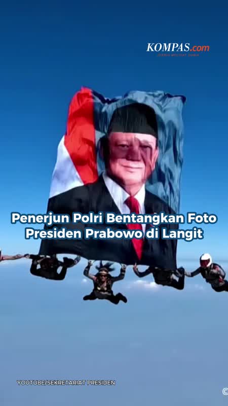 Penerjun Polri Bentangkan Foto Presiden Prabowo Di Langit
