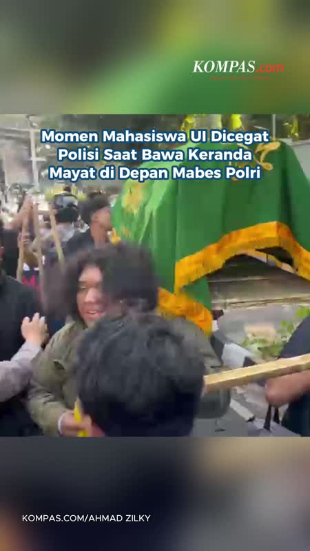 Momen Mahasiswa UI Dicegat Polisi Saat Bawa Keranda Mayat Di Depan Mabes Polri