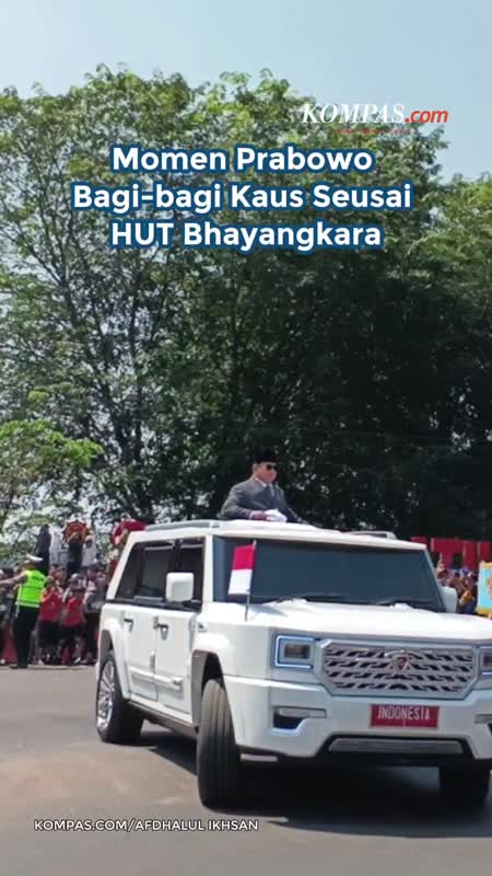 Momen Prabowo Bagi-bagi Kaus Seusai HUT Bhayangkara