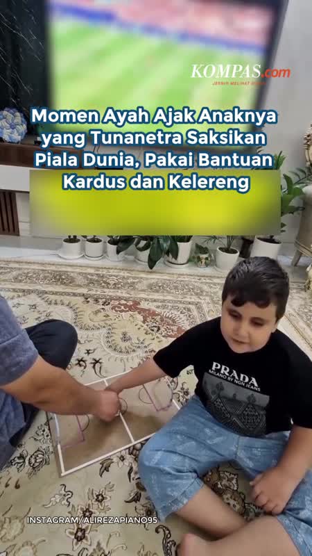 Momen Ayah Ajak Anaknya Yang Tunanetra Saksikan Piala Dunia, Pakai Bantuan Kardus Dan Kelereng