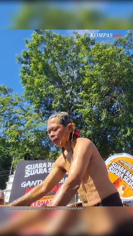 Aksi Peternak Di Solo Mandi Telur Dan Bagi-bagi Ayam, Protes Harga Anjlok
