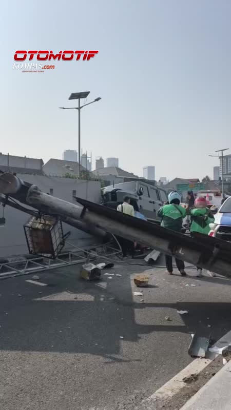 Pindad Maung Tabrak Plang Exit Tol Palmerah, Macet Sampai Kuningan