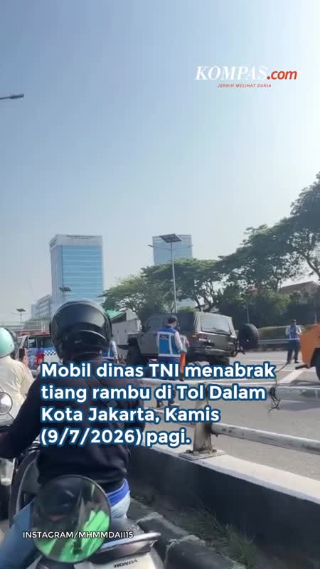 Diduga Sopir Microsleep, Mobil Dinas TNI Robohkan Tiang Rambu Di Tol Dalam Kota