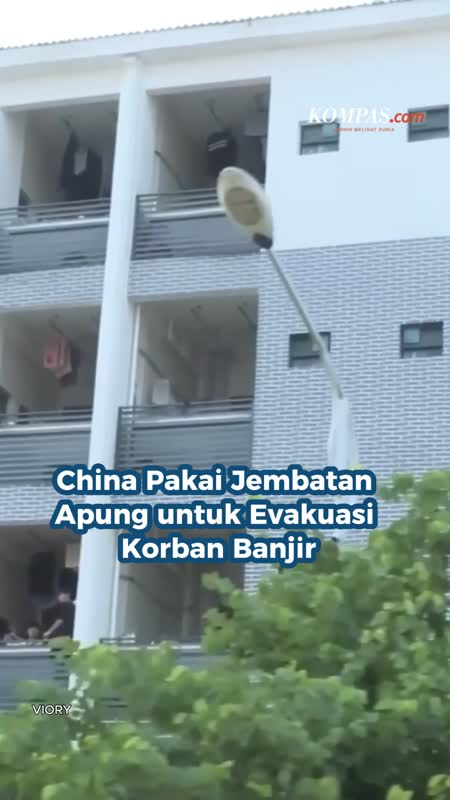 China Pakai Jembatan Apung Untuk Evakuasi Korban Banjir