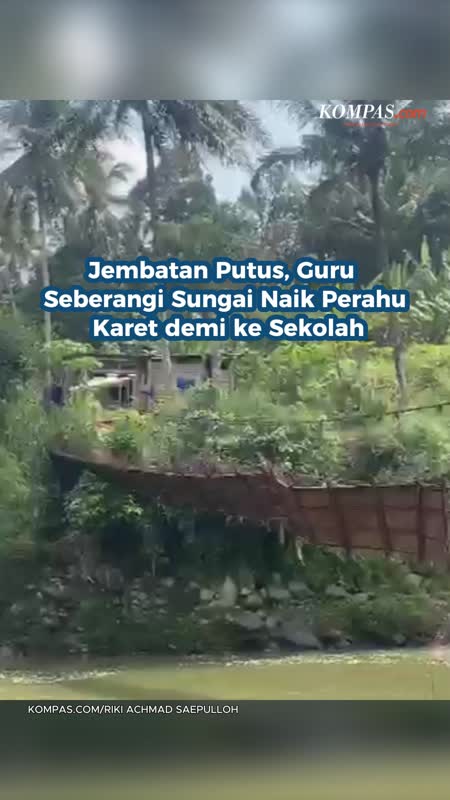 Jembatan Putus, Guru Seberangi Sungai Naik Perahu Karet Demi Ke Sekolah