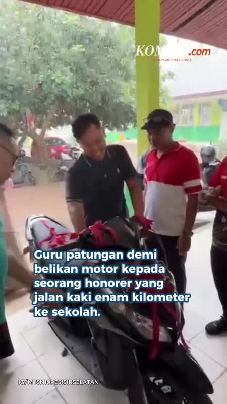 Guru Patungan Belikan Motor Honorer yang Jalan Kaki 6 Km ke Sekolah