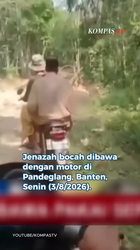 Keluarga Pangku Jenazah Anak, Dibawa Pakai Motor karena Jalan Rusak