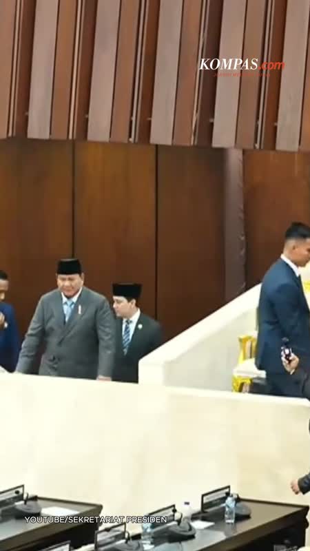 Momen Jokowi Beri Acungan Jempol Kepada Prabowo