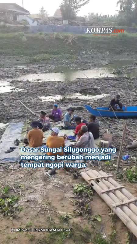 Kering, Warga Pati Ngopi Sore di Dasar Sungai