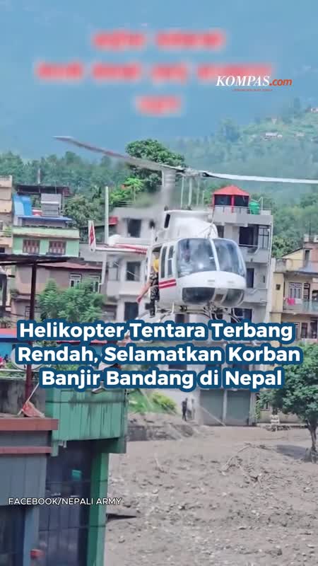 Helikopter Tentara Terbang Rendah, Selamatkan Korban Banjir Bandang Di Nepal
