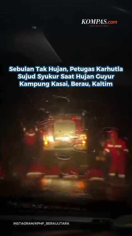 Petugas Karhutla Sujud Syukur Saat Hujan Guyur Kampung Kasai, Berau, Kaltim