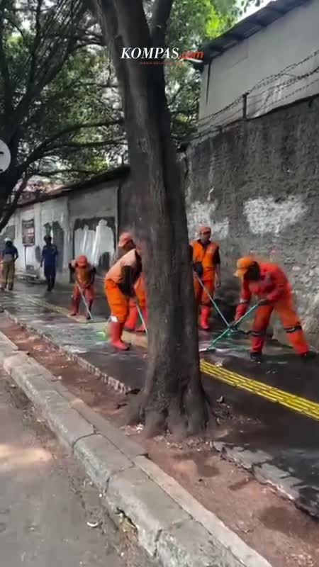 Habis di Kontentin, Stasiun Palmerah Langsung Dibersihkan