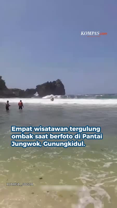 Empat Orang Wisatawan Tergulung Ombak Saat Berfoto Di Pantai Jungwook Gunungkidul