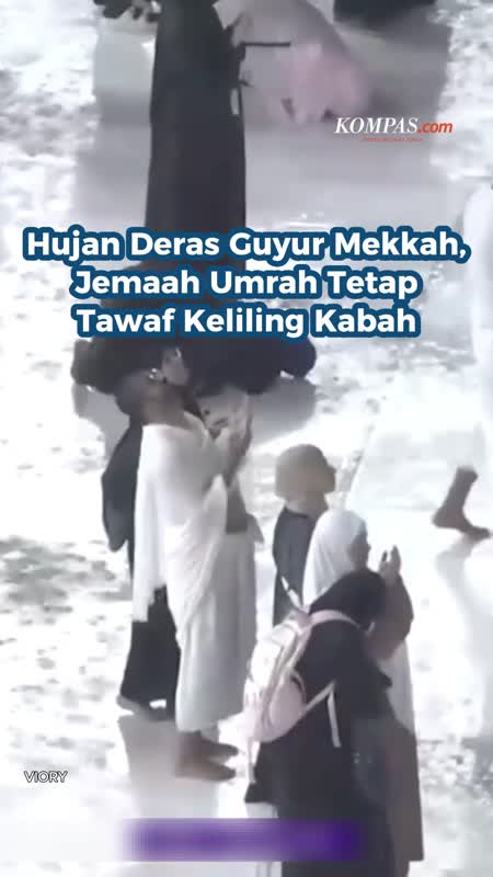 Hujan Deras Guyur Mekkah, Jemaah Umrah Tetap Tawaf Keliling Kabah