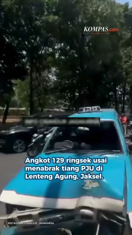 Angkot 129 Ringsek Tabrak Tiang PJU Di Jaksel