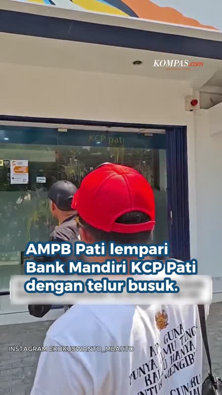 Demo di Bank Mandiri, AMPB Pati Lempar Telur Busuk