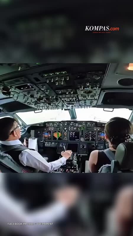 Raja Dan Ratu Thailand Piloti Pesawat Kerajaan Saat Kunjungan Ke Vietnam