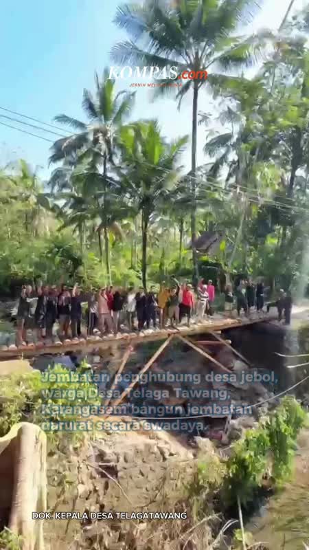 Warga Karangasem Bangun Jembatan Darurat Dari Pohon Kelapa
