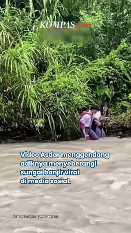 Demi Sekolah, Anak Ini Gendong Adik Seberangi Sungai Banjir