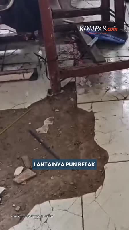 Tembok Jebol, Plafon Berlubang, Siswa SDN Sukajadi 03 Tetap Semangat Belajar