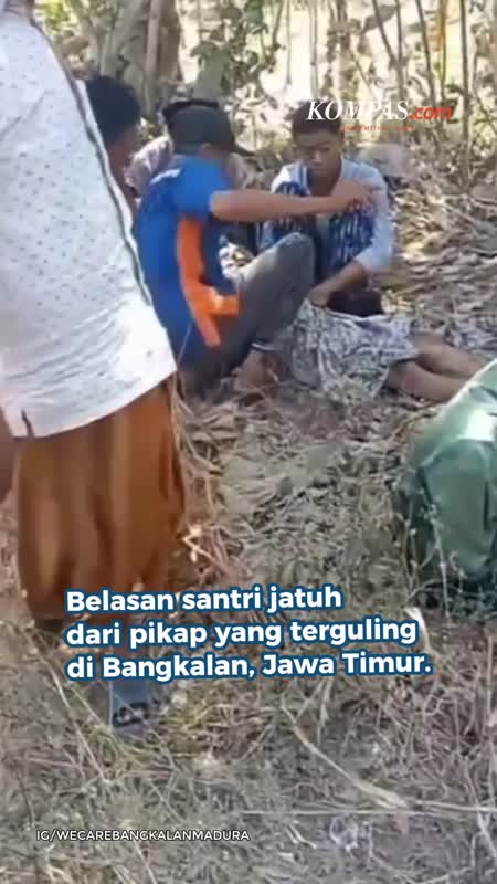 Tak Kuat Menanjak, Pikap Angkut Belasan Santri Terguling di Bangkalan