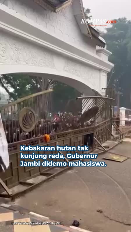 Demo Karhutla di Jambi Memanas, Gerbang DPRD Nyaris Jebol