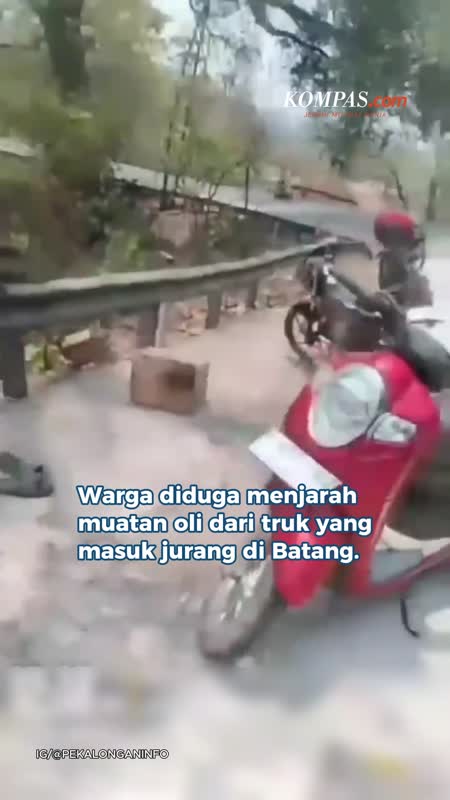 Jarah Oli Dari Truk Yang Kecelakaan Di Batang, Warga Kembalikan Setelah Didatangi Polisi