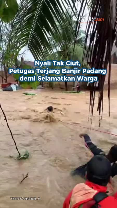 Nyali Tak Ciut, Petugas Terjang Banjir Padang Demi Selamatkan Warga