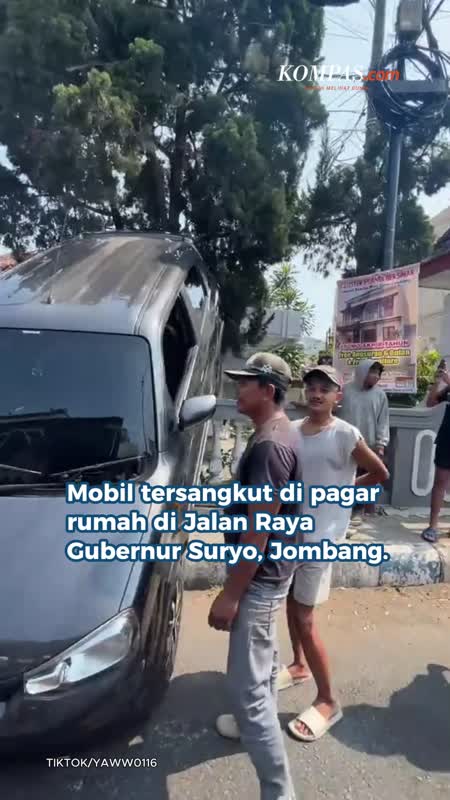 Mobil Nyangkut Di Pagar Rumah, Lansia Pengemudi Diduga Salah Masukkan Transmisi