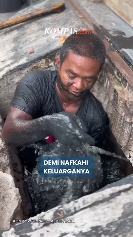 Pria Ini Rela Nyemplung Ke Gorong-gorong Demi Nafkahi Keluarganya