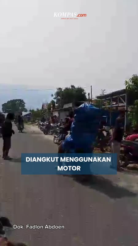 Akses Jalan Terbatas, Jenazah Mantan Kades Diangkut Motor Berbalut Terpal