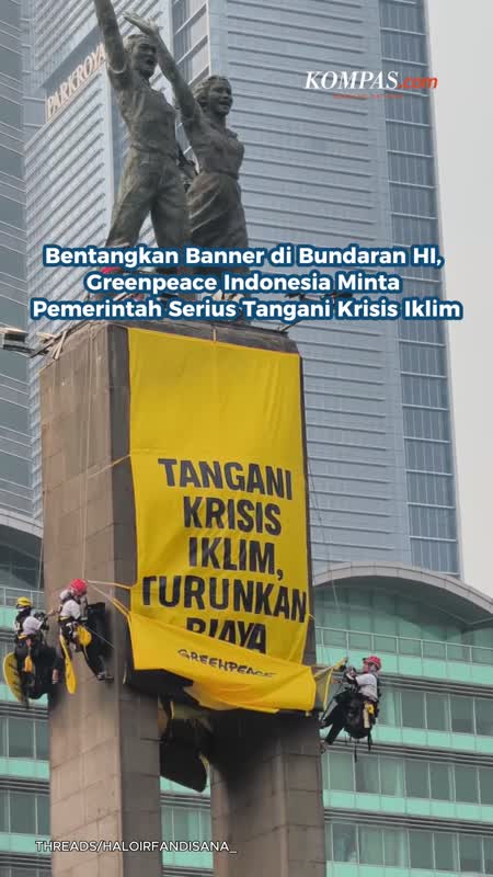 Bentangkan Banner Di Bundaran HI, Greenpeace Indonesia Minta Pemerintah Serius Tangani Krisis Iklim