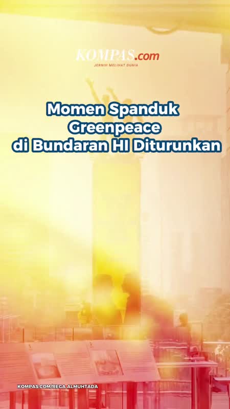 Momen Spanduk Greenpeace Di Bundaran HI Diturunkan