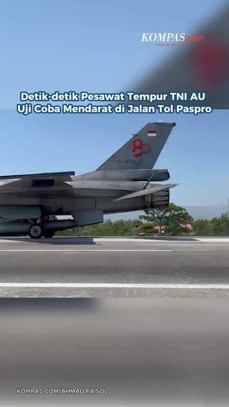 Detik-detik Pesawat Tempur TNI AU Uji Coba Mendarat di Jalan Tol Paspro