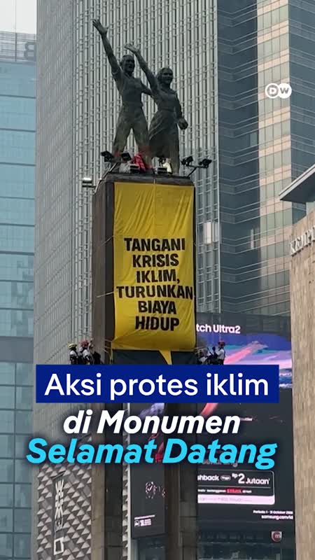 Bundaran HI Dipasangi Spanduk Tuntut Pemerintah Serius Tangani Krisis