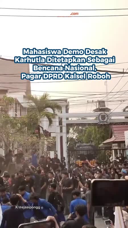 Mahasiswa Demo Desak Karhutla Ditetapkan Sebagai Bencana Nasional, Pagar DPRD Kalsel Roboh