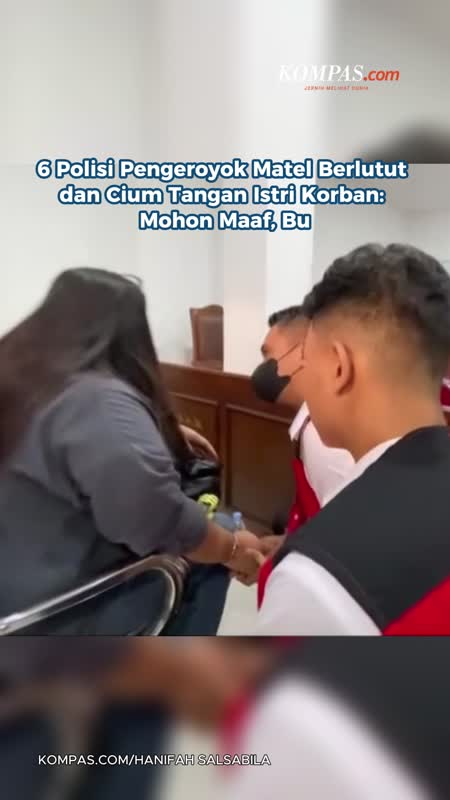 6 Polisi Pengeroyok Matel Berlutut dan Cium Tangan Istri Korban: Mohon Maaf, Bu