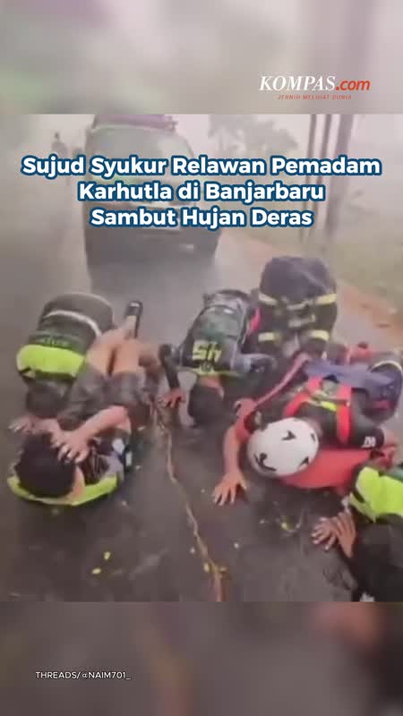 Sujud Syukur Relawan Pemadam Karhutla Di Banjarbaru Sambut Hujan Deras