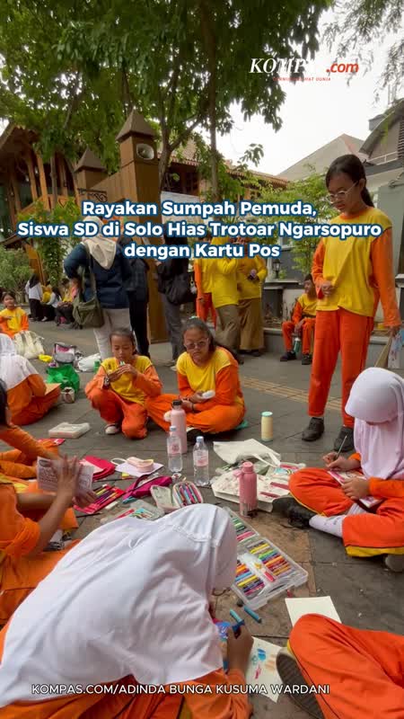 Rayakan Sumpah Pemuda, Siswa SD di Solo Hias Trotoar Ngarsopuro dengan Kartu Pos