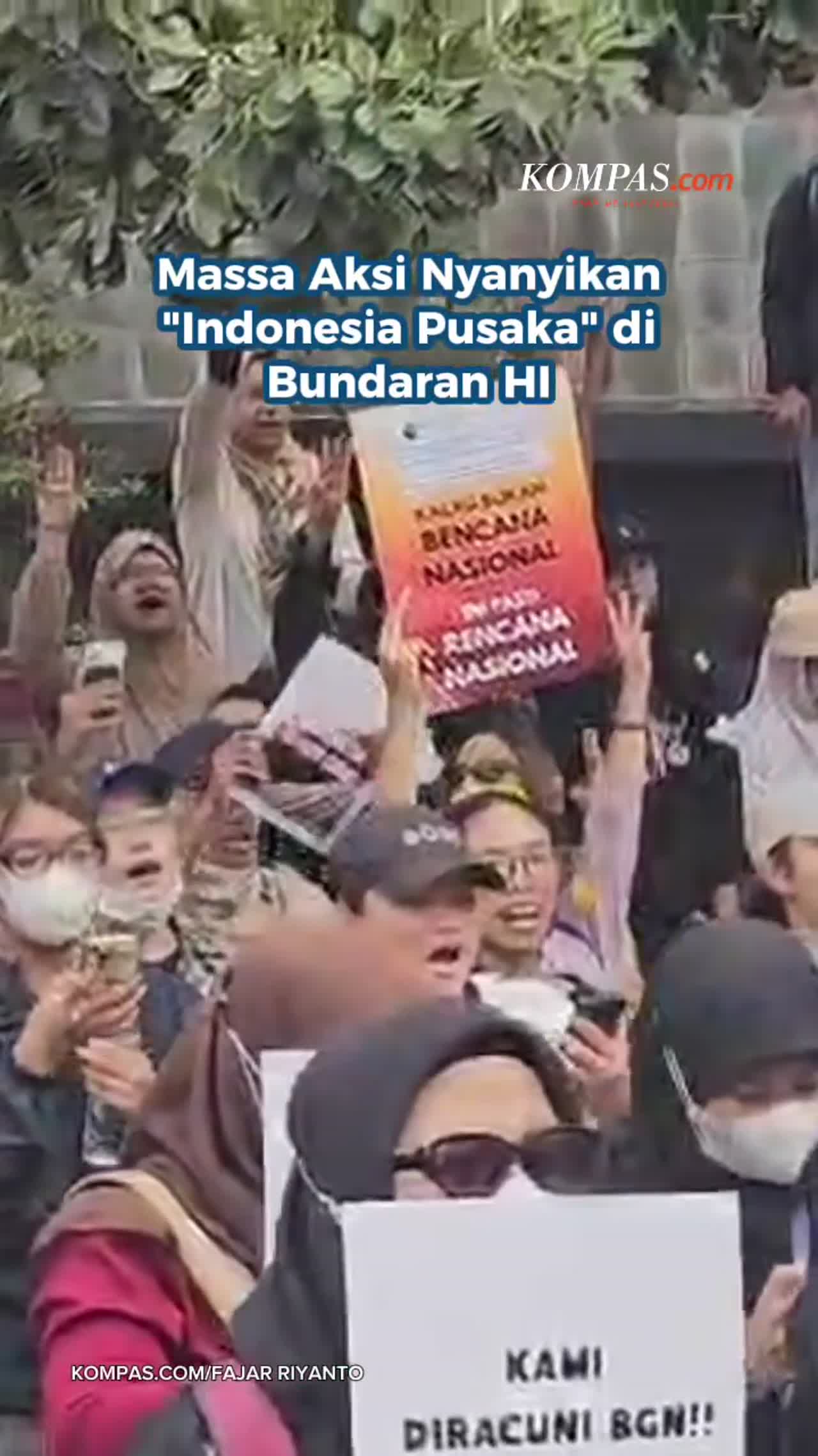 Massa Aksi Nyanyikan "Indonesia Pusaka" di Bundaran HI