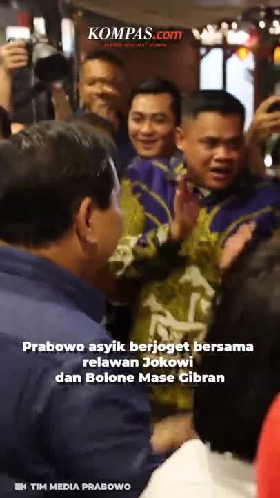 Momen Prabowo Joget dan Nyanyi bareng Relawan Jokowi-Gibran