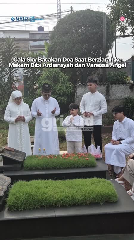 Gala Sky ziarah ke makam orang tuanya