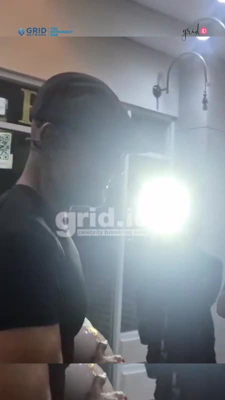 Deddy Corbuzier Tampak Tegar Saat Membopong Abu Jenazah Sang Ibunda