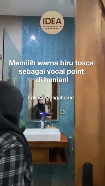 Ada Kamar Mandi Warna Biru Tosca di Rumah Industrial?